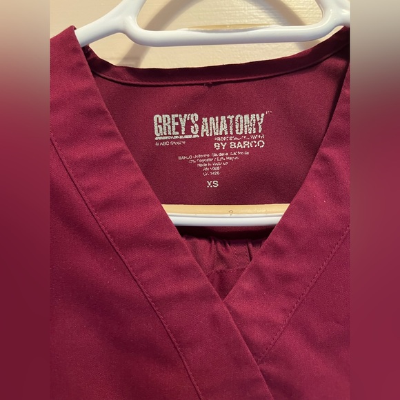 Grey’s Anatomy by Barco Wine XS Riley Set. Mock wrap V-Neck Scrubs Top & Pants - Picture 8 of 13